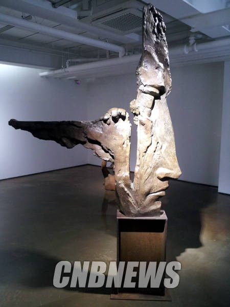 이번 전시에서 일반에 처음 공개되는 '사인Ⅰ'이 전시장 2층 메인에 자리했다.(사진=김금영 기자)