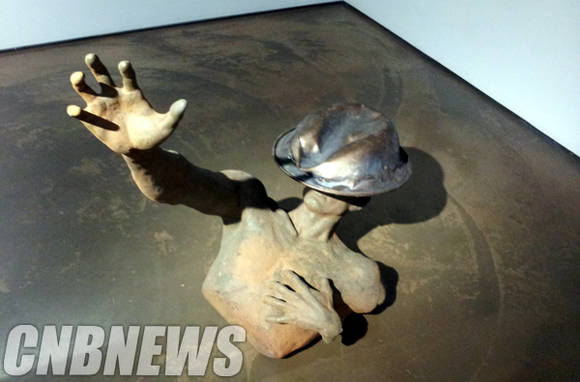 류인의 '하산'. 머리에 세숫대야를 쓴 인물이 하늘을 향해 손을 올리는 모습이다.(사진=김금영 기자)