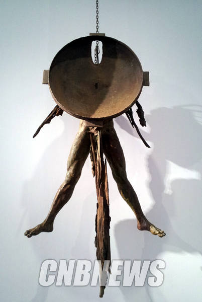 류인, '황색해류Ⅱ'. 흙을 모태로 두되 확장된 장으로서의 조각의 가능성을 탐구한 작가의 노력이 느껴진다.(사진=김금영 기자)