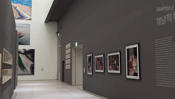 '개념적 미술과 개념사진' 섹션 전시장. 이태원 기지촌 여성과 미군의 모습을 담은 시리즈 작품이 보인다.(사진=국립현대미술관)