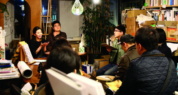 로와정의 Float 4. '판타지가 없다는 환타지'의 리딩클럽이 더북소사이어티에서 열렸다. (사진 = 헤적프레스)