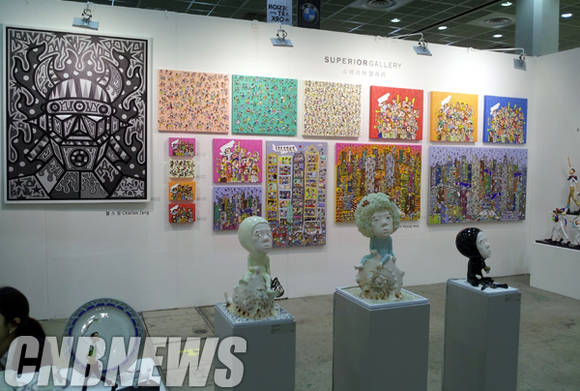 슈페리어갤러리 부스. 찰스장, 신흥우 작가 등의 작품이 전시됐다.(사진=김금영 기자)