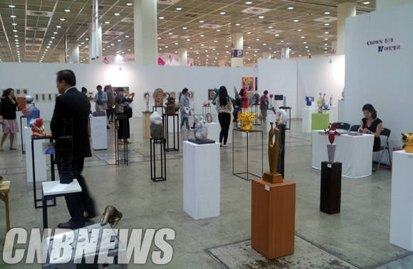 조각가 100인의 작품이 한데 모인 '크라운 해태 - 떼 조각전'을 사람들이 구경하는 모습.(사진=김금영 기자)