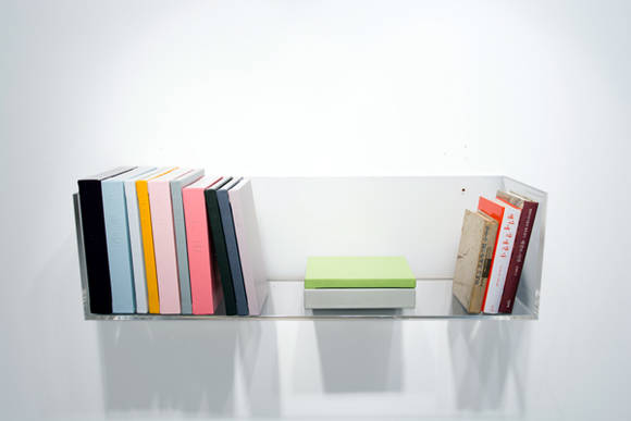 이경 X 서수한밴드, '화가의 서가'. 혼합재료, 29 x 92 x 24cm(가변설치). 2016.(사진=에이루트)