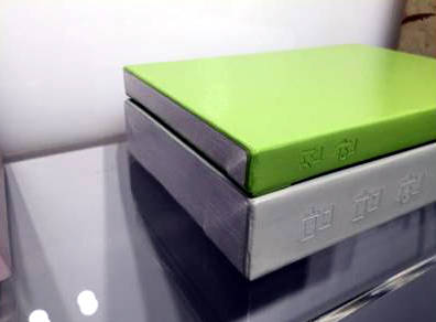 이경 X 서수한밴드, '화가의 서가' 세부 이미지. '친한'과 '담담한' 형용사 글씨가 보인다.(사진=에이루트)