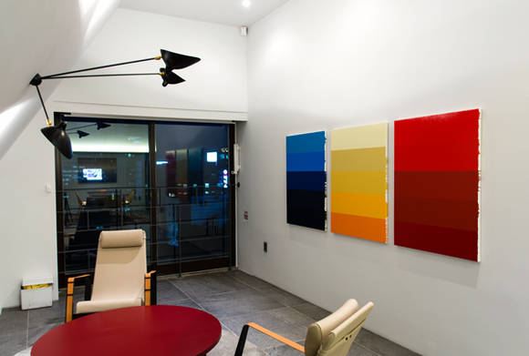 에이루트 아트플랫폼 7층 라운지 전경. 이경 작가의 스트라이프 작업과 '형용사로서의 색채' 작품들을 위주로 구성됐다.(사진=에이루트)