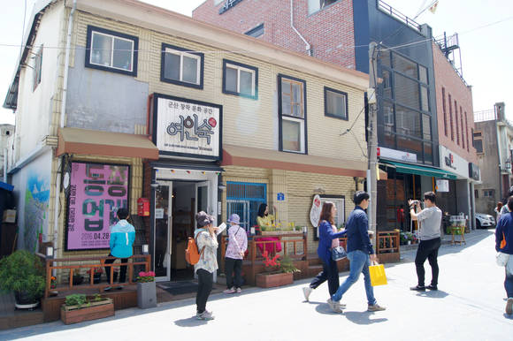 창작문화공간 여인숙은 동국사길에 위치해 관광객은 물론 지역 시민들의 발길이 끊이지 않는다. (사진 = 군산 창작문화공간 여인숙)