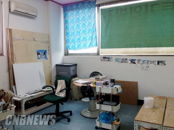 여인숙 장기입주 작가들의 개별 작업실 내부. 여인숙 갤러리에서 멀지 않다. 높은 층고에 볕이 잘 드는 큰 창이 특징이다. (사진 = 군산 창작문화공간 여인숙)