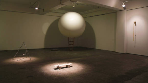 김종희, '둥글게 산다는 것에 대하여'. 화이트 애드벌룬, 노란 고무밴드, 스티로폼 볼, 나무 볼, 시멘트 벽돌, 유리볼, 유리관, 동그란 거울, 액자, 사다리, 삼각대, 각목, 나무 막대기, 가변설치. 2015. (사진 = 군산 창작문화공간 여인숙)