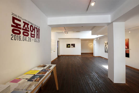 '동종업계' 전시가 열리고 있는 여인숙 갤러리의 내부. 리모델링을 했지만, 작은 방과 나무 바닥 등 옛 여인숙의 흔적이 남아 있다. (사진 = 군산 창작문화공간 여인숙)