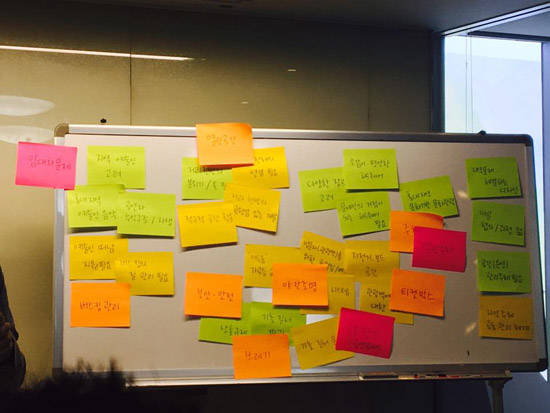 티팟 주최 워크샵에서 게시판에 붙여진 '걷고싶은거리 문화관광 명소화 사업’ 관련 아이디어 메모들.(사진= 홍우주 사회적 협동조합 페이스북)