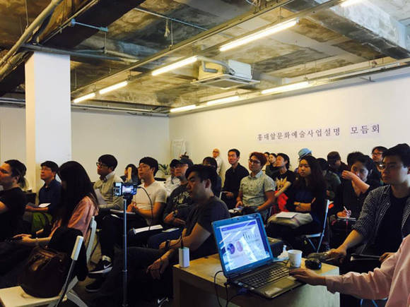 문화사업설명회에 참석한 사람들이 사업에 관한 설명을 경청하고 있다. (사진=홍우주 사회적 협동조합 페이스북)