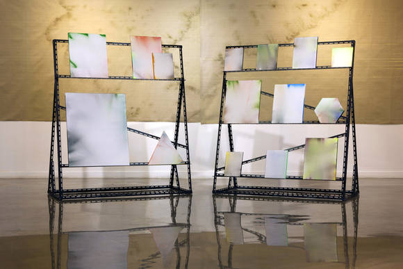 신현정, '오늘의 신간'. 캔버스에 스프레이, 앵글 약 60 X 155 X 135cm. 2015. (사진 = 서울시립미술관)