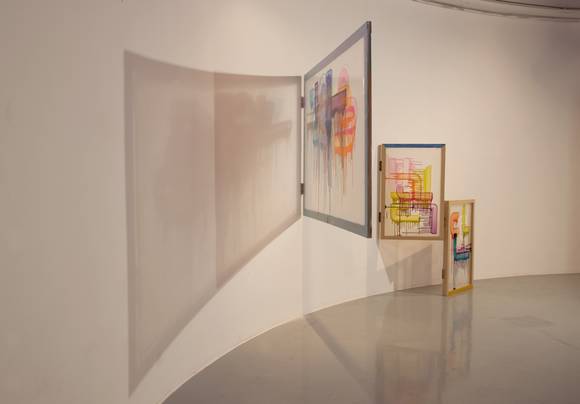 박윤경, '행간에 서다'. 아크릴릭, 페인팅 마커, 시폰, 캔버스 프레임, 경첩, 가변크기. 2016. (사진 = 서울시립미술관)