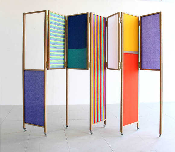 정유미, 'Outside Scene'. 천, 나무, 경첩, 바퀴, 207 × 350 × 3.2cm. 2014. (사진 = 스페이스K 과천)