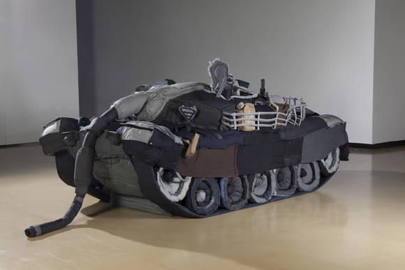 허보리, '부드러운 K1A1, Useless but Necessary 17.5-K1A1'. 중고 양복, 넥타이, 실, 바느질감, 이불솜, 나무 틀, 414 x 153 x 170(h)cm. 2015. (사진 = 스페이스K 과천)