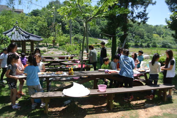 에듀케이터와 함께 도화헌미술관 텃밭에서 요리체험을 하고 있는 관객들. (사진 = 한국미술관협회)