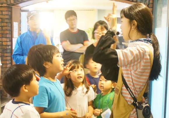 큐레이터와 함께 시안미술관 곳곳을 둘러보며 소감을 나누고 있는 관객들. (사진 = 한국미술관협회)