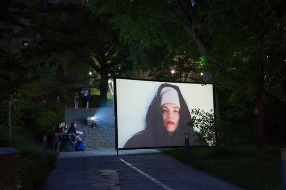 선선한 초여름 저녁에 이화여대 교정의 야외 스크린을 통해 세계적인 미디어 아티스트의 작품을 만나볼 수 있는 전시가 열렸다. (사진 = 이화여자대학교)