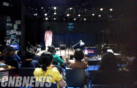 연극 '인터넷 이즈 씨리어스 비즈니스' 무대. 객석 곳곳에 컴퓨터가 설치돼 자신의 방에서 모니터를 바라보는 듯한 구성을 취했다.(사진=김금영 기자)