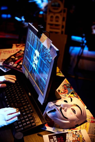 연극 '인터넷 이즈 씨리어스 비즈니스'는 2003년 결성된 해커 그룹 어나니머스와 룰즈섹의 실화를 바탕으로 해킹 이야기에 접근한다.(사진=두산아트센터)