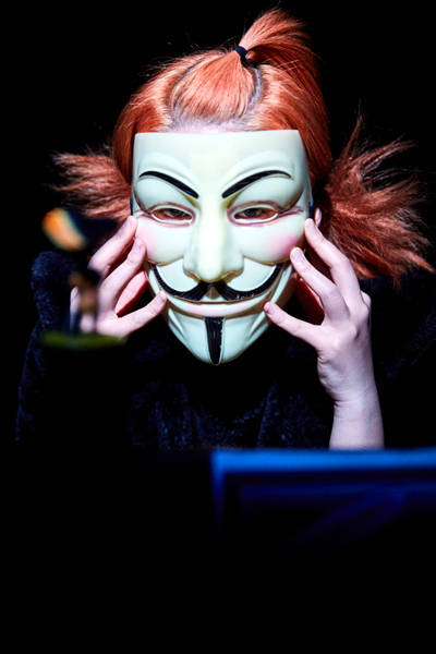 사회의 평범한 구성원들이지만, 인터넷에선 익명성 뒤에 정체를 숨기고 전혀 다른 성격의 해커로 활동한다.(사진=두산아트센터)