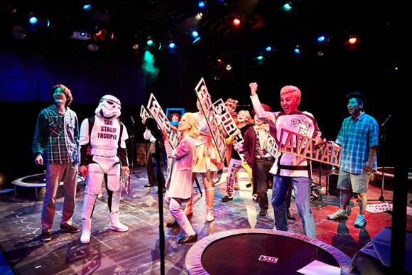 인터넷이 고도로 발달된 사회에 나타나는 여러 현상 중 특히 '컴퓨터 해킹을 정치적·사회적 투쟁 수단으로 사용하는 핵티비스트(Hacktivist)를 어떻게 볼 것인가'에 대한 공연.(사진=두산아트센터)