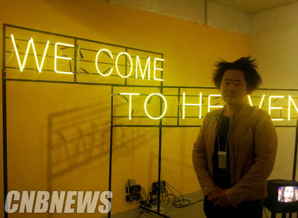 인세인박 작가가 자신의 '예수처럼 죽다' '학습된 옐로우' 작업을 공개했다. 오른쪽 아래 작은 기기에서는 왜곡된 예수의 이미지가 계속해서 등장한다.(사진=김금영 기자)