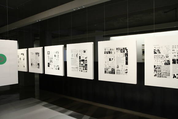 무카이 슈타로, '세계 프로세스로서의 제스처'의 내부를 걸으며 볼 수 있는 도상들. 패널의 앞과 뒤, 그리고 잔상의 의미를 담은 초록색과 빨간색의 원 등 무카이 슈타로의 세계를 둘러볼 수 있다. (사진 = 두성종이)