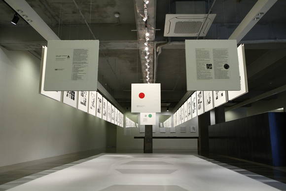 무카이 슈타로, '세계 프로세스로서의 제스처'전은 작가의 우주론이 담긴 공간을 보여준다. (사진 = 두성종이)