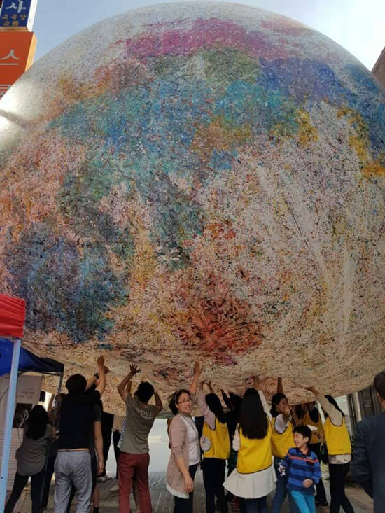 익산 시민들이 달 조형물을 받쳐들고 있다.(사진= 박찬국 페이스북)