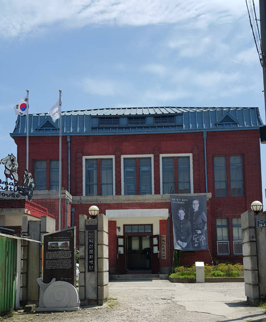 익산문화재단의 모습. 일제 강점기에 일본인 농장 지주들이 쌀 생산량을 늘리고자 만든 익옥수리조합의 사무소였던 곳이라 일본 풍이 역력하다. (사진=김연수 기자)