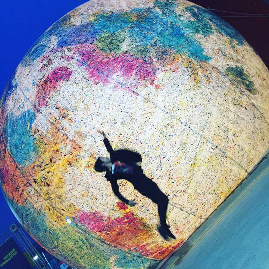 달 조형물이 복구된 뒤 지상에 다시 설치됐다.(사진=박찬국 페이스북)