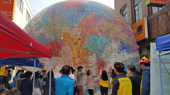 작가와 시민이 함께 달을 껴안은 즐기는 순간. (사진=김연수 기자)