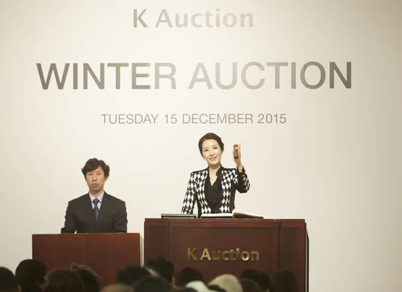 경매를 진행하는 손이천 경매사. (사진= K옥션)