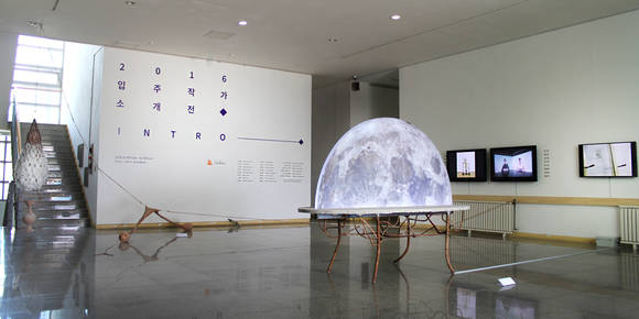 고양레지던시 입주작가 소개전 '인트로(Intro)' 입구. 유화수의 조각(우측)과 윤지영의 설치작품이 전시됐다. (사진 = 고양레지던시)