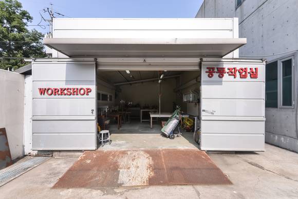 목공과 철공 작업이 가능한 공동 작업실. (사진 = 고양레지던시)