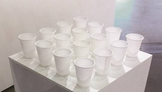 유세희, 'Icing Cup(아이싱 컵)'. 설탕, 실물크기. 2016.