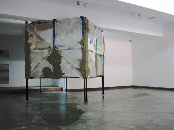 김한나, '점점 얇아져 날카로워지는,'. 가변 크기, 시멘트, 장판, 무늬 시트지, 테이프, 행거, 2016. (사진 = 한국문화예술위원회)