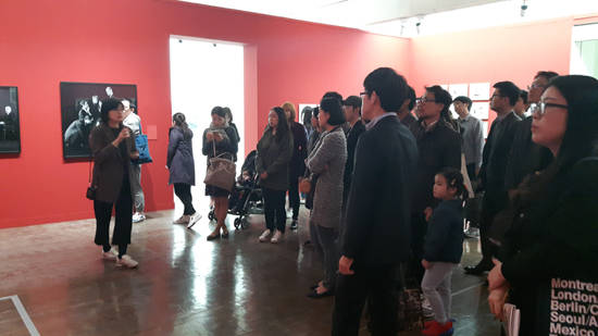 관람객들이 큐레이터의 전시 설명을 듣고있다.(사진=서울시립미술관)