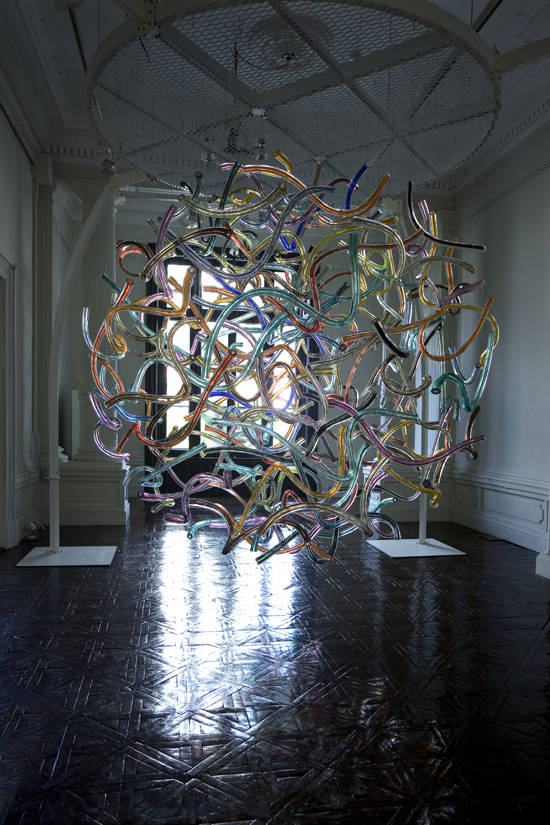 박성원, ‘상상 속의 파티 III’. 유리(블로잉 기법), 가변설치. 2016.