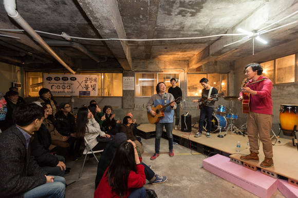 2015년 12월 문을 연 '공장의 불빛'의 개업식 공연 현장. 예술가와 이주노동자가 함께 공장을 만드는 프로젝트 공간으로 남양주 마석가구단지에 있다. (사진 = 삼거리)