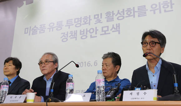 6월 9일 서울 대학로 이음센터에서 열린 '미술품 유통 투명화 및 활성화를 위한 정책 방안 모색' 자리에 참석한 (왼쪽부터) 최병식 경희대 교수, 박우홍 한국화랑협회장, 정준모 미술평론가, 서진수 강남대학교 교수.(사진=연합뉴스)