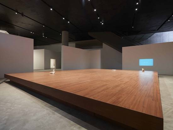 옥인 컬렉티브, '아트 스펙트랄'. 마루, 책, 사운드, 단채널 영상, 전자레인지, 쌀주머니, 가변크기. 2016.(사진=리움미술관)