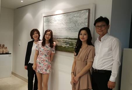 김웅규 교수의 가족. (왼쪽부터) 아내 이경희 원장, 첫째 김서경, 둘째 김서현, 김웅규 교수. (사진=김연수 기자)