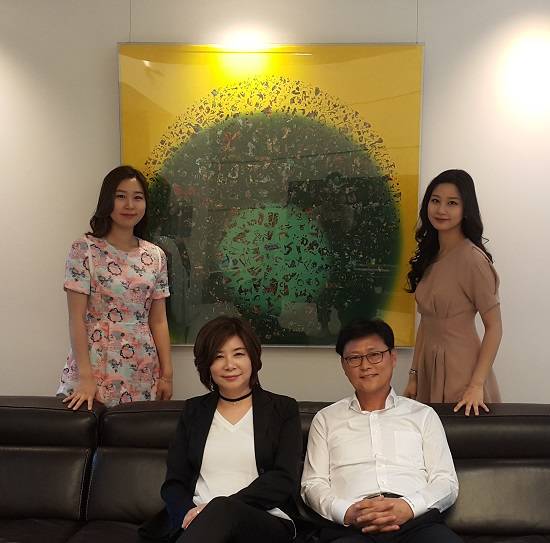 박현수 작가의 'Single' 앞에 선 가족.(사진=김연수 기자)