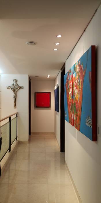 마치 갤러리처럼 보이는 2층 복도.(사진=김연수 기자)