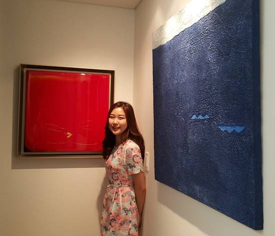 김웅규 교수의 첫째 딸 김서경이 정유진 작가의 작품 앞에 섰다. (사진=김연수 기자)