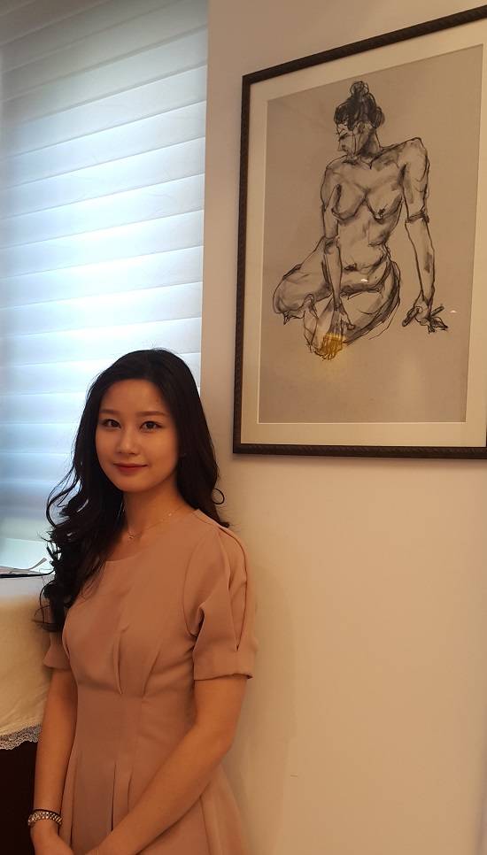 자신의 드로잉 작품 앞에 선 김웅규 교수의 둘째 김서현.(사진=김연수 기자)