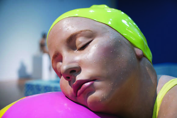 캐롤 A. 퓨어맨, '비치볼과 거대한 브룩'. 레진 위 유화, 114.3 x 152.4 x 106.68cm. 2011.